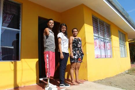 familia de persona discsapacitada en su casa construida con el bono