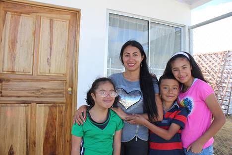  familia de persona discsapacitada en su casa construida con el bono