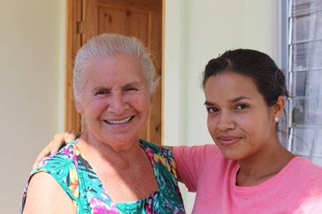 Un par de mujeres sonriendo

Descripción generada automáticamente