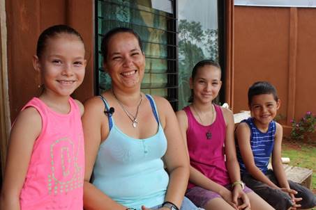 Familia beneficiada con el bono