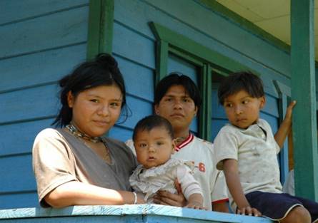Familia Indígena en su vivienda.

