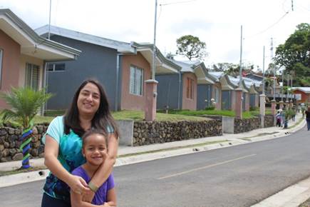 A person and a child posing for a picture

Description automatically generated