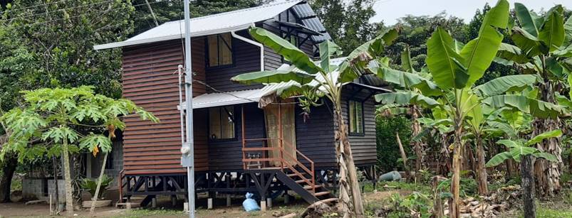Casa de madera y sobre pilotes típica de las que se construyeron en las Barras de Tortuguero y Parismina.
