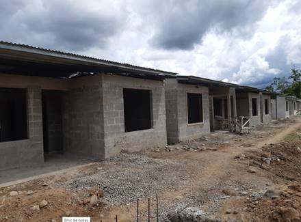 Fotograf&iacute;a de casas en construcci&oacute;n del proyecto 28 Millas en Bat&aacute;n, Matina, Lim&oacute;n.