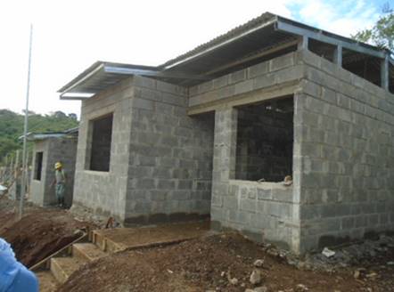 Fotograf&iacute;a de las viviendas que se construyen en el proyecto Puerto Escondido en Puente Piedra de Grecia, Alajuela.