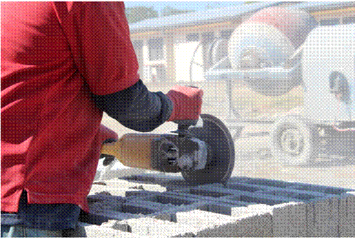 Title: Imagen de hombre trabajando con cierra